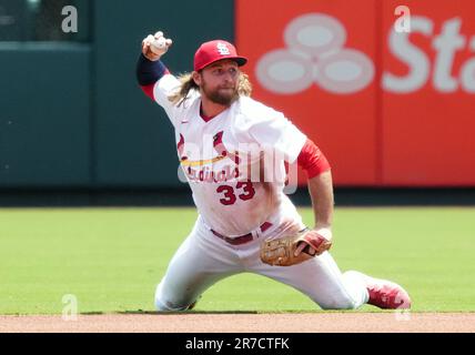 St. Louis, Usa. 14. Juni 2023. St. Louis Cardinals Zweitbaseman Brendan Donovan wirft im ersten Inning von seinen Knien aus spät zur ersten Base und versucht, die San Francisco Giants Patrick Bailey im Busch Stadium in St. zu erreichen Louis am Mittwoch, den 14. Juni 2023. Foto: Bill Greenblatt/UPI Credit: UPI/Alamy Live News Stockfoto