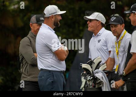 Los Angeles, Usa. 14. Juni 2023. Jon Rahm und Phil Mickelson unterhalten sich, bevor sie während der Übungsrunde für die 2023 US-Dollar das 11. Loch erreichen Geöffnet im Los Angeles Country Club in Los Angeles, CA, am Mittwoch, den 14. Juni 2023. Foto: Mike Goulding/UPI Credit: UPI/Alamy Live News Stockfoto