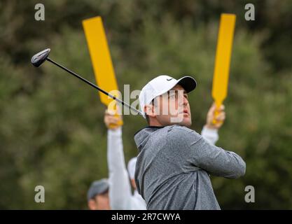 Los Angeles, Usa. 14. Juni 2023. Scottie Scheffler fährt vom 12. Tee während der Übungsrunde für die 2023. USA Geöffnet im Los Angeles Country Club in Los Angeles am Mittwoch, den 14. Juni 2023. Foto: Mike Goulding/UPI Credit: UPI/Alamy Live News Stockfoto