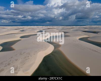 Sanddünen und Süßwasserseen im Nationalpark Lencois Maranhenses im Nordosten Brasiliens Stockfoto