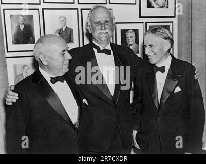 Vereinigte Staaten: 14. Februar 1936 drei der prominenten Teilnehmer des hundert-jährigen Komitees. L-R: 5 & 10 MAGNATE S.S. Kresge aus Detroit, Statistiker Roger W. Babson aus Babson Park, Massachusetts, und Reifenhersteller Harvey Firestone aus Dayton Ohio. Stockfoto