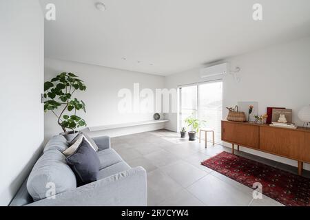 Einfaches, modernes Wohnzimmer in Weiß Stockfoto