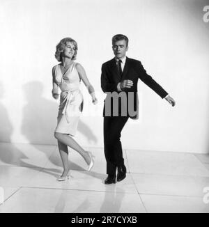 Vereinigte Staaten: c. 1961 Ein Foto eines Paares, das zeigt, wie man den Twist tanzt. Stockfoto