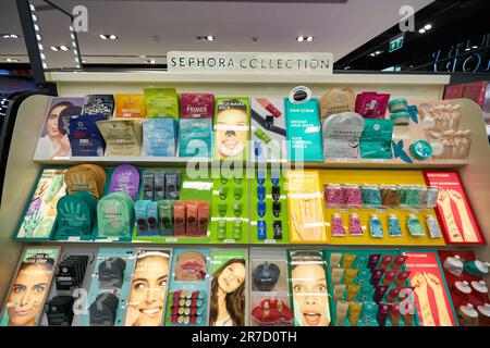 BANGKOK, THAILAND - CIRCA JANUAR 2020: Verschiedene Masken im Sephora Store im Siam Center Shopping Centre ausgestellt. Stockfoto