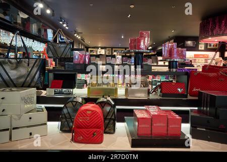 BANGKOK, THAILAND - CIRCA JANUAR 2020: Innenaufnahme von Victoria's Secret Store im Siam Center Shopping Centre. Victoria's Secret ist ein amerikanischer lin Stockfoto