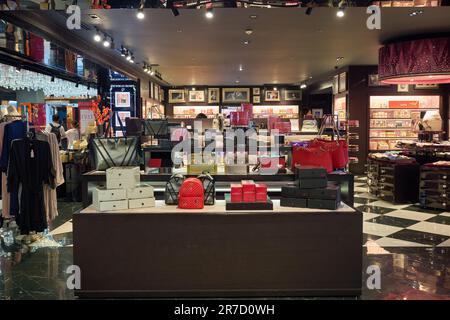 BANGKOK, THAILAND - CIRCA JANUAR 2020: Innenaufnahme von Victoria's Secret Store im Siam Center Shopping Centre. Victoria's Secret ist ein amerikanischer lin Stockfoto