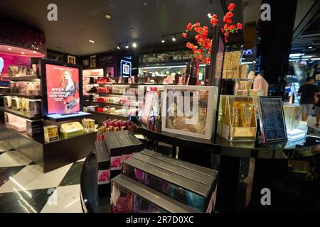 BANGKOK, THAILAND - CIRCA JANUAR 2020: Innenaufnahme von Victoria's Secret Store im Siam Center Shopping Centre. Victoria's Secret ist ein amerikanischer lin Stockfoto
