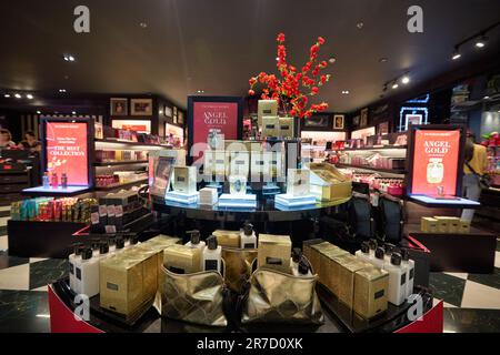 BANGKOK, THAILAND - CIRCA JANUAR 2020: Innenaufnahme von Victoria's Secret Store im Siam Center Shopping Centre. Victoria's Secret ist ein amerikanischer lin Stockfoto