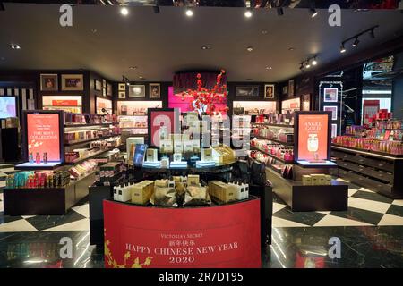 BANGKOK, THAILAND - CIRCA JANUAR 2020: Innenaufnahme von Victoria's Secret Store im Siam Center Shopping Centre. Victoria's Secret ist ein amerikanischer lin Stockfoto
