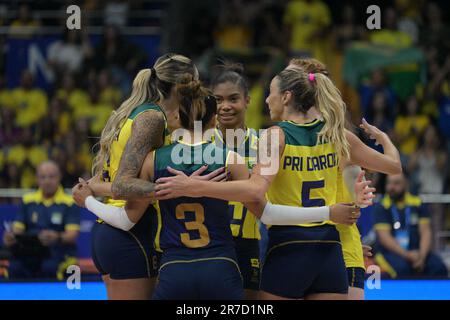 DF - BRASILIA - 06/14/2023 - LEAGUE OF THE WOMEN's VOLLEYBALL NATIONS 2023, BRASILIEN X SÜDKOREA - Spieler aus Brasilien feiern den Sieg am Ende des Spiels gegen Südkorea im Nilson Nelson Gym für die Women's Volleyball League 2023. Foto: HELIO MONTFERRE/AGIF/Sipa USA Stockfoto