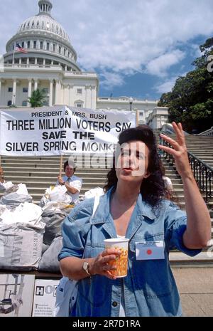 WASHINGTON DC - 10. JUNI 1990 ehemalige Jefferson Flugzeugsängerin Grace Slick steht vor dem Protestschild auf den Stufen des US Capitol während des protestmarsches gegen die Tierrechte. Stockfoto