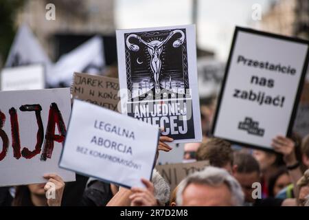 Demonstranten halten während der Demonstration Plakate gegen Abtreibung. Unter dem Slogan „Not one More!“ (Ani Jednej Wiecej!) Tausende Polen gingen in Warschau und in zahlreichen Städten des Landes auf die Straße, um erneut gegen das verschärfte Abtreibungsgesetz nach dem Tod einer anderen schwangeren Frau in einem polnischen Krankenhaus zu protestieren. Schwangere Dorota Lalik, 33, starb am 24. Mai 2023 im John Paul II Krankenhaus in Nowy Targ, einer Stadt in Südpolen. Sie kam im Krankenhaus an, nachdem ihr Wasser geplatzt war, und man sagte ihr, sie solle mit erhobenen Beinen liegen. Sie starb dort drei Tage später an einer Sepsis. Dorota Laliks Fall ist der Stockfoto