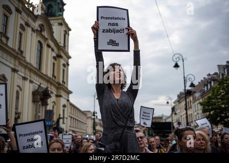 Eine Frau hält ein Plakat mit der Aufschrift "Hör auf, uns zu töten!" Während der Demonstration. Unter dem Slogan „Not one More!“ (Ani Jednej Wiecej!) Tausende Polen gingen in Warschau und in zahlreichen Städten des Landes auf die Straße, um erneut gegen das verschärfte Abtreibungsgesetz nach dem Tod einer anderen schwangeren Frau in einem polnischen Krankenhaus zu protestieren. Schwangere Dorota Lalik, 33, starb am 24. Mai 2023 im John Paul II Krankenhaus in Nowy Targ, einer Stadt in Südpolen. Sie kam im Krankenhaus an, nachdem ihr Wasser geplatzt war, und man sagte ihr, sie solle mit erhobenen Beinen liegen. Sie starb dort drei Tage später an einer Sepsis. Dorota Lalik Stockfoto