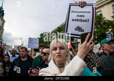 Eine Frau hält ein Plakat mit der Aufschrift "Hör auf, uns zu töten!" Während der Demonstration. Unter dem Slogan „Not one More!“ (Ani Jednej Wiecej!) Tausende Polen gingen in Warschau und in zahlreichen Städten des Landes auf die Straße, um erneut gegen das verschärfte Abtreibungsgesetz nach dem Tod einer anderen schwangeren Frau in einem polnischen Krankenhaus zu protestieren. Schwangere Dorota Lalik, 33, starb am 24. Mai 2023 im John Paul II Krankenhaus in Nowy Targ, einer Stadt in Südpolen. Sie kam im Krankenhaus an, nachdem ihr Wasser geplatzt war, und man sagte ihr, sie solle mit erhobenen Beinen liegen. Sie starb dort drei Tage später an einer Sepsis. Dorota Lalik Stockfoto