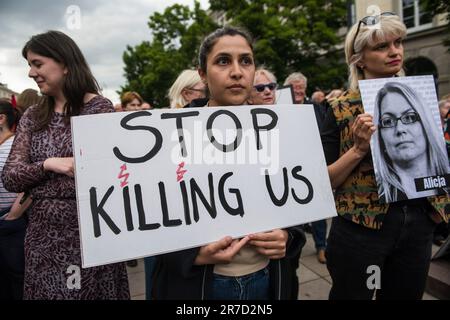 Eine Frau hält ein Plakat mit der Aufschrift "Hör auf, uns zu töten!" Während der Demonstration. Unter dem Slogan „Not one More!“ (Ani Jednej Wiecej!) Tausende Polen gingen in Warschau und in zahlreichen Städten des Landes auf die Straße, um erneut gegen das verschärfte Abtreibungsgesetz nach dem Tod einer anderen schwangeren Frau in einem polnischen Krankenhaus zu protestieren. Schwangere Dorota Lalik, 33, starb am 24. Mai 2023 im John Paul II Krankenhaus in Nowy Targ, einer Stadt in Südpolen. Sie kam im Krankenhaus an, nachdem ihr Wasser geplatzt war, und man sagte ihr, sie solle mit erhobenen Beinen liegen. Sie starb dort drei Tage später an einer Sepsis. Dorota Lalik Stockfoto