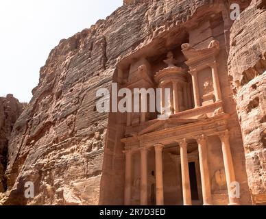 Blick auf Al-Khaznov (das Schatzamt), einen der aufwendigsten Tempel in Petra, einer antiken Stadt des Nabateanischen Königreichs, in Jordanien. Stockfoto