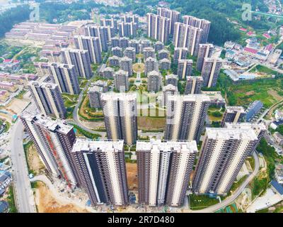 ANQING, CHINA - 15. JUNI 2023 - Neue Gebäude werden in Tiantang, Yuexi County, Anqing City, Anhui Province, China, 15. Juni 2023. Stockfoto