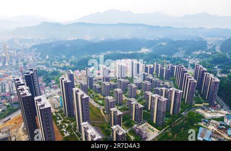 ANQING, CHINA - 15. JUNI 2023 - Neue Gebäude werden in Tiantang, Yuexi County, Anqing City, Anhui Province, China, 15. Juni 2023. Stockfoto