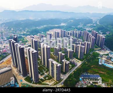 ANQING, CHINA - 15. JUNI 2023 - Neue Gebäude werden in Tiantang, Yuexi County, Anqing City, Anhui Province, China, 15. Juni 2023. Stockfoto