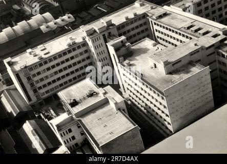 1955 , MAILAND, ITALIEN : die MODERNE FABRIK IN LEPETIT, die durch die Erweiterung der früheren Laboratorien und Büros der pharmazeutischen Industrie in Lepetit errichtet wurde und 1934 vom berühmten Architekten Giò PONTI errichtet wurde ( 1891 - 1979 ). Der reiche Industriebesitzer ROBERTO LEPETIT ( 1906 - 1945 ) für seine antifaschistischen und parteipolitischen Aktivitäten wurde 1944 in seinen Büros von den Nazi-Agenten der Gestapo festgenommen und starb im folgenden Jahr im Konzentrationslager Ebensee ( Österreich ). Es waren seine Söhne, die die pharmazeutische Industrie leiteten. Unbekannter Fotograf. LOMBARDEI, MAILAND, INDUSTRIALE Stockfoto