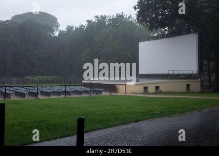 Rom, Italien. 14. Juni 2023. Blick auf die Kinoarena der Casa del Cinema in Rom im Regen (Foto von Matteo Nardone/Pacific Press) Kredit: Pacific Press Media Production Corp./Alamy Live News Stockfoto