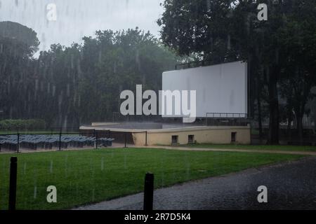 Rom, Italien. 14. Juni 2023. Blick auf die Kinoarena der Casa del Cinema in Rom im Regen (Kreditbild: © Matteo Nardone/Pacific Press via ZUMA Press Wire) NUR REDAKTIONELLE VERWENDUNG! Nicht für den kommerziellen GEBRAUCH! Stockfoto