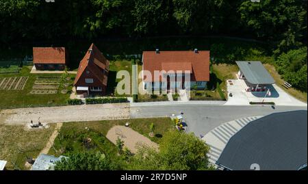 Rosengarten, Deutschland. 08. Juni 2023. Königsberger Straße im Freilichtmuseum (mit einer Drohne erschossen). Ein ursprüngliches Flüchtlingshaus aus dem Jahr 1955 im Kiekeberg Museum zeigt die Bedürfnisse der Vertriebenen und Herausforderungen der Nachkriegszeit. Ein Küchengarten und ein Stall für Schweine und Hühner sichern das Einkommen. (Zu dpa 'Vertriebene haben ein neues Zuhause gefunden - Museum zeigt Leben in den 50s Jahren') Kredit: Philipp Schulze/dpa/Alamy Live News Stockfoto