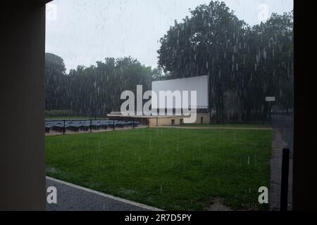 Rom, Italien. 14. Juni 2023. Blick auf die Kinoarena der Casa del Cinema in Rom im Regen (Foto: Matteo Nardone/Pacific Press/Sipa USA). Guthaben: SIPA USA/Alamy Live News Stockfoto