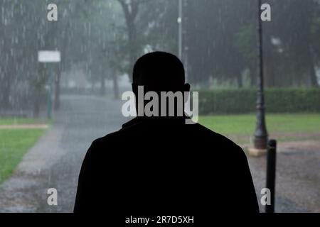 Rom, Italien. 14. Juni 2023. Im Casa del Cinema in Rom (Foto von Matteo Nardone/Pacific Press/Sipa USA) wartet ein Mann darauf, dass der Regen zu Ende geht. SIPA USA/Alamy Live News Stockfoto