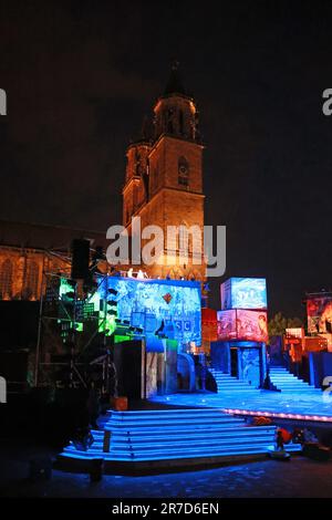 14. Juni 2023, Sachsen-Anhalt, Magdeburg: Vor der Kulisse der Kathedrale findet die Generalprobe des Theaters Magdeburg für das Musical „Catch me if you can“ statt. Es ist die musikalische Adaption des erfolgreichen Steven Spielberg Films. Regisseur Seiler, der laut Theater im Sydney Opera House und im Royal Opera House Covent Garden London gearbeitet hat, bringt die Lebensgeschichte des Betrügers Frank Abagnale auf die Bühne. Der Betrüger gab sich als Pilot, Arzt und Anwalt aus, betrügte Millionen mit gefälschten Schecks und wurde jahrelang vom FBI gejagt. Nach der Premiere am Freitag, 17 weitere pe Stockfoto