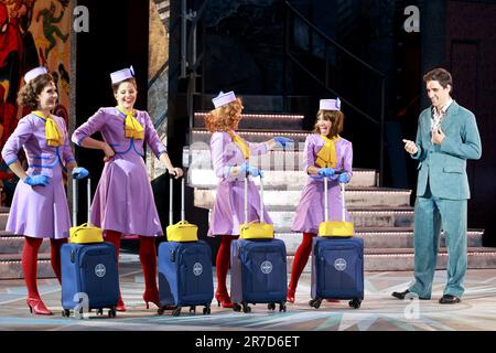 14. Juni 2023, Sachsen-Anhalt, Magdeburg: Vor der Kulisse der Kathedrale findet die Generalprobe des Theaters Magdeburg für das Musical „Catch me if you can“ statt. Es ist die musikalische Adaption des erfolgreichen Steven Spielberg Films. Regisseur Seiler, der laut Theater im Sydney Opera House und im Royal Opera House Covent Garden London gearbeitet hat, bringt die Lebensgeschichte des Betrügers Frank Abagnale auf die Bühne. Der Betrüger gab sich als Pilot, Arzt und Anwalt aus, betrügte Millionen mit gefälschten Schecks und wurde jahrelang vom FBI gejagt. Nach der Premiere am Freitag, 17 weitere pe Stockfoto