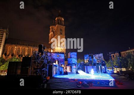 14. Juni 2023, Sachsen-Anhalt, Magdeburg: Vor der Kulisse der Kathedrale findet die Generalprobe des Theaters Magdeburg für das Musical „Catch me if you can“ statt. Es ist die musikalische Adaption des erfolgreichen Steven Spielberg Films. Regisseur Seiler, der laut Theater im Sydney Opera House und im Royal Opera House Covent Garden London gearbeitet hat, bringt die Lebensgeschichte des Betrügers Frank Abagnale auf die Bühne. Der Betrüger gab sich als Pilot, Arzt und Anwalt aus, betrügte Millionen mit gefälschten Schecks und wurde jahrelang vom FBI gejagt. Nach der Premiere am Freitag, 17 weitere pe Stockfoto