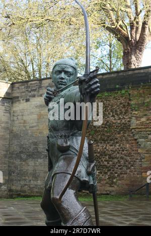 Die Statue von Robin Hood in der Nähe der Burgmauern in Nottingham Stockfoto