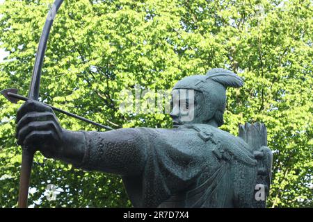 Die Statue von Robin Hood in der Nähe der Burgmauern in Nottingham Stockfoto