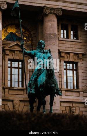 Die Bronzestatue von Otto von Wittelsbach vor dem Bayerischen Staatskanzleramt in München Stockfoto