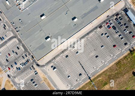 Supermarkt Dach und viele Autos auf dem Parkplatz. Luftdrohnenfoto mit Blick nach unten. Stockfoto