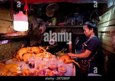 Bangkok, Thailand. 15. Juni 2023. Händler schlachten Hühner auf dem Khlong Toey Wet Market. Das tägliche Leben in Bangkok, Thailand, hat sich die Wirtschaft erholt, wobei das Finanzministerium eine wirtschaftliche Expansion von 2,6 % im letzten Jahr und von 3,6 % in diesem Jahr ausgeht, wobei der internationale Tourismus ein Schlüsselfaktor für die wirtschaftliche Erholung nach der COVID-19-Pandemie ist. Kredit: Matt Hunt/Neato/Alamy Live News Stockfoto