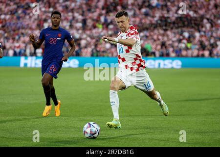 Rotterdam, Pays Bas. 14. Juni 2023. Ivan Perisic aus Kroatien, verließ Denzel Dumfries aus den Niederlanden während der UEFA Nations League, Halbfinalspiel zwischen den Niederlanden und Kroatien am 14. Juni 2023 im Stadion Feijenoord 'De Kuip' in Rotterdam, Niederlande - Foto Jean Catuffe/DPPI Credit: DPPI Media/Alamy Live News Stockfoto