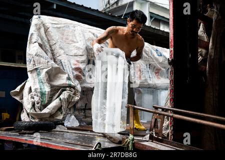 Bangkok, Thailand. 15. Juni 2023. Die Arbeiter transportieren Eis auf dem Khlong Toey Wet Market. Das tägliche Leben in Bangkok, Thailand, hat sich die Wirtschaft erholt, wobei das Finanzministerium eine wirtschaftliche Expansion von 2,6 % im letzten Jahr und von 3,6 % in diesem Jahr ausgeht, wobei der internationale Tourismus ein Schlüsselfaktor für die wirtschaftliche Erholung nach der COVID-19-Pandemie ist. Kredit: Matt Hunt/Neato/Alamy Live News Stockfoto