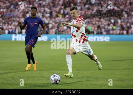 Rotterdam, Niederlande, 14/06/2023, Ivan Perisic von Kroatien, verließ Denzel Dumfries von den Niederlanden während der UEFA Nations League, Halbfinalspiele zwischen den Niederlanden und Kroatien am 14. Juni 2023 im Stadion Feijenoord 'De Kuip' in Rotterdam, Niederlande Stockfoto