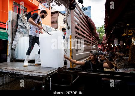 Bangkok, Thailand. 15. Juni 2023. Die Arbeiter transportieren Eis auf dem Khlong Toey Wet Market. Das tägliche Leben in Bangkok, Thailand, hat sich die Wirtschaft erholt, wobei das Finanzministerium eine wirtschaftliche Expansion von 2,6 % im letzten Jahr und von 3,6 % in diesem Jahr ausgeht, wobei der internationale Tourismus ein Schlüsselfaktor für die wirtschaftliche Erholung nach der COVID-19-Pandemie ist. Kredit: Matt Hunt/Neato/Alamy Live News Stockfoto