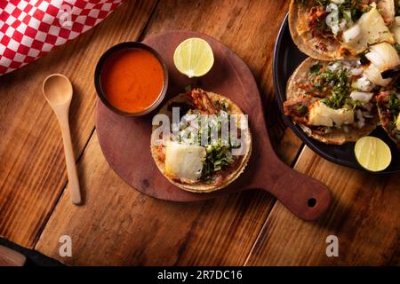 Tacos al Pastor. Auch bekannt als Tacos de Trompo, sind sie die beliebteste Art von Straßen-Tacos in Mexiko, üblicherweise hergestellt aus Schweinefleisch und Rindfleisch mariniert mit Stockfoto