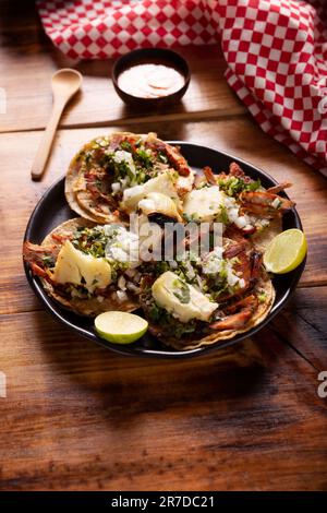 Tacos al Pastor. Auch bekannt als Tacos de Trompo, sind sie die beliebteste Art von Straßen-Tacos in Mexiko, üblicherweise hergestellt aus Schweinefleisch und Rindfleisch mariniert mit Stockfoto