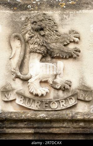 BURFORD, OXFORDSHIRE, Großbritannien - 31. OKTOBER 2009: Geschnitzter Löwe im Erker des Falkland House in der High Street Stockfoto