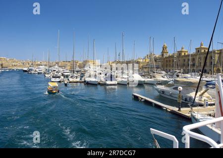 Segelyachten im charmanten Yachthafen von Vittoriosa, drei Städte, Malta Stockfoto