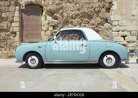 Figaro, hergestellt von Nissan für Modelljahr 1991, fertig gestellt in Pale Aqua (Sommer) in Senglea, drei Städte, Malta Stockfoto