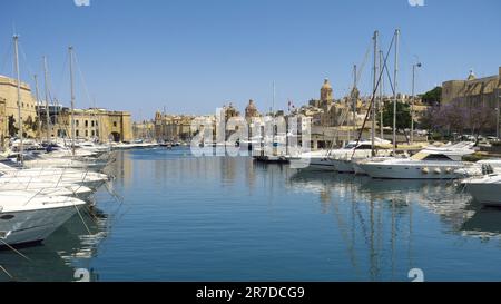 Segelyachten im charmanten Yachthafen von Vittoriosa, drei Städte, Malta Stockfoto