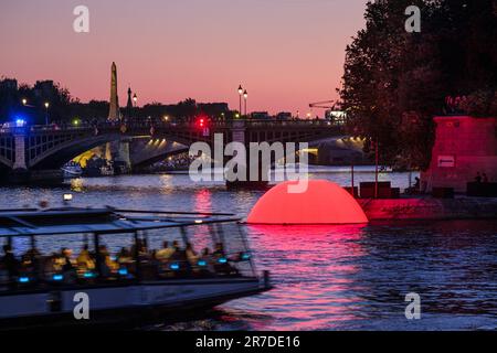 FRANKREICH. PARIS (75) 4TH. BEZIRK. ?WEISSE NACHT 2023?. „SUNSET IN PARIS“, MONUMENTALE SCHWIMMENDE INSTALLATION VON LUDMILA RODRIGUES UND MIKE RIJNIERSE, AT T. Stockfoto