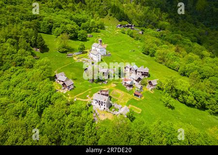 Blick aus der Vogelperspektive auf die kleine Bergstadt walser in Salecchio Inferiore im Frühling. Premia, Valle Antigorio, Verbano Cusio Ossola, Piedmont, Italien. Stockfoto