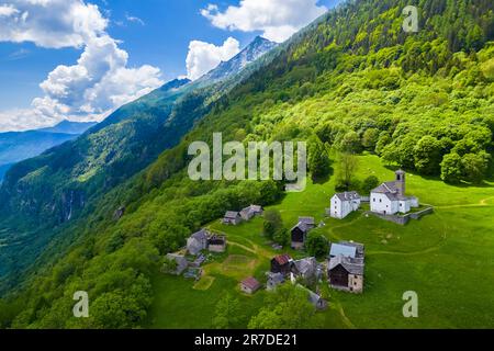 Blick aus der Vogelperspektive auf die kleine Bergstadt walser in Salecchio Inferiore im Frühling. Premia, Valle Antigorio, Verbano Cusio Ossola, Piedmont, Italien. Stockfoto